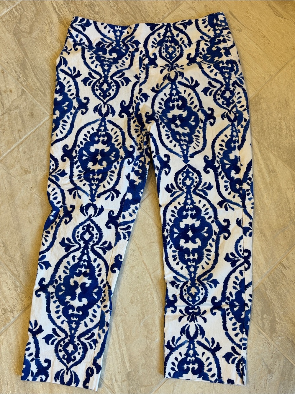 Chico's So Slimming Blue and White Patterned Pull on Crop Pants
